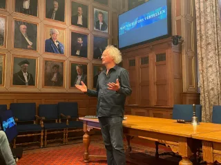 Theunis Piersma start zijn presentatie "wat trekvogels ons vertellen